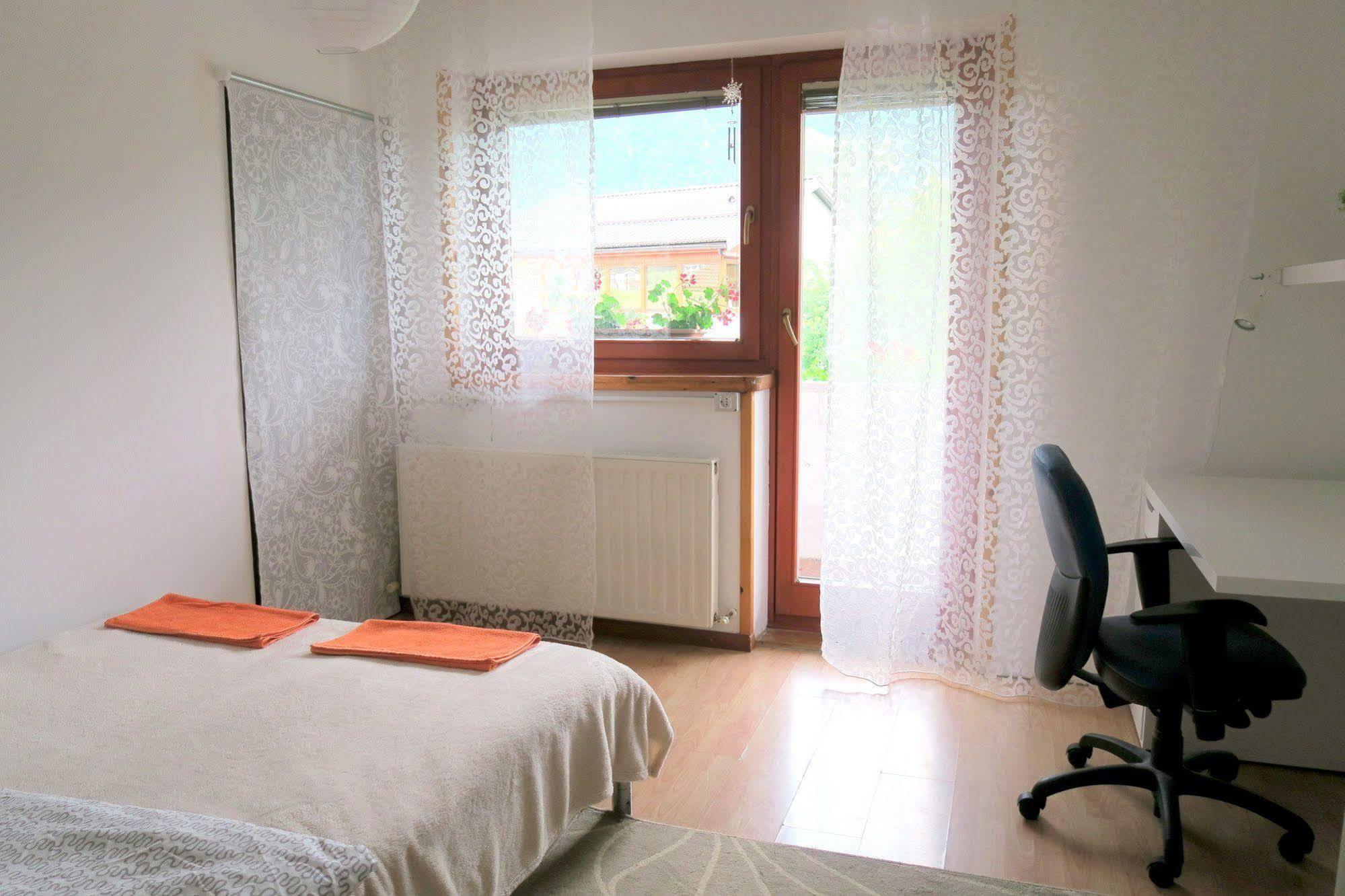 Budget Homestay Кобарід Екстер'єр фото