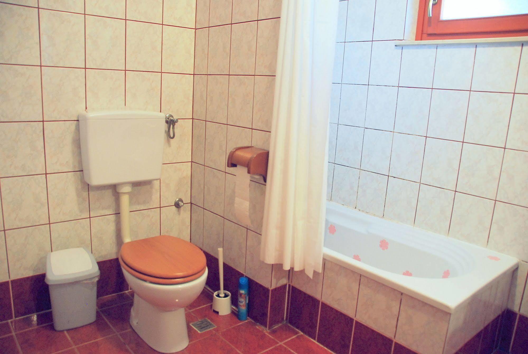 Budget Homestay Кобарід Екстер'єр фото