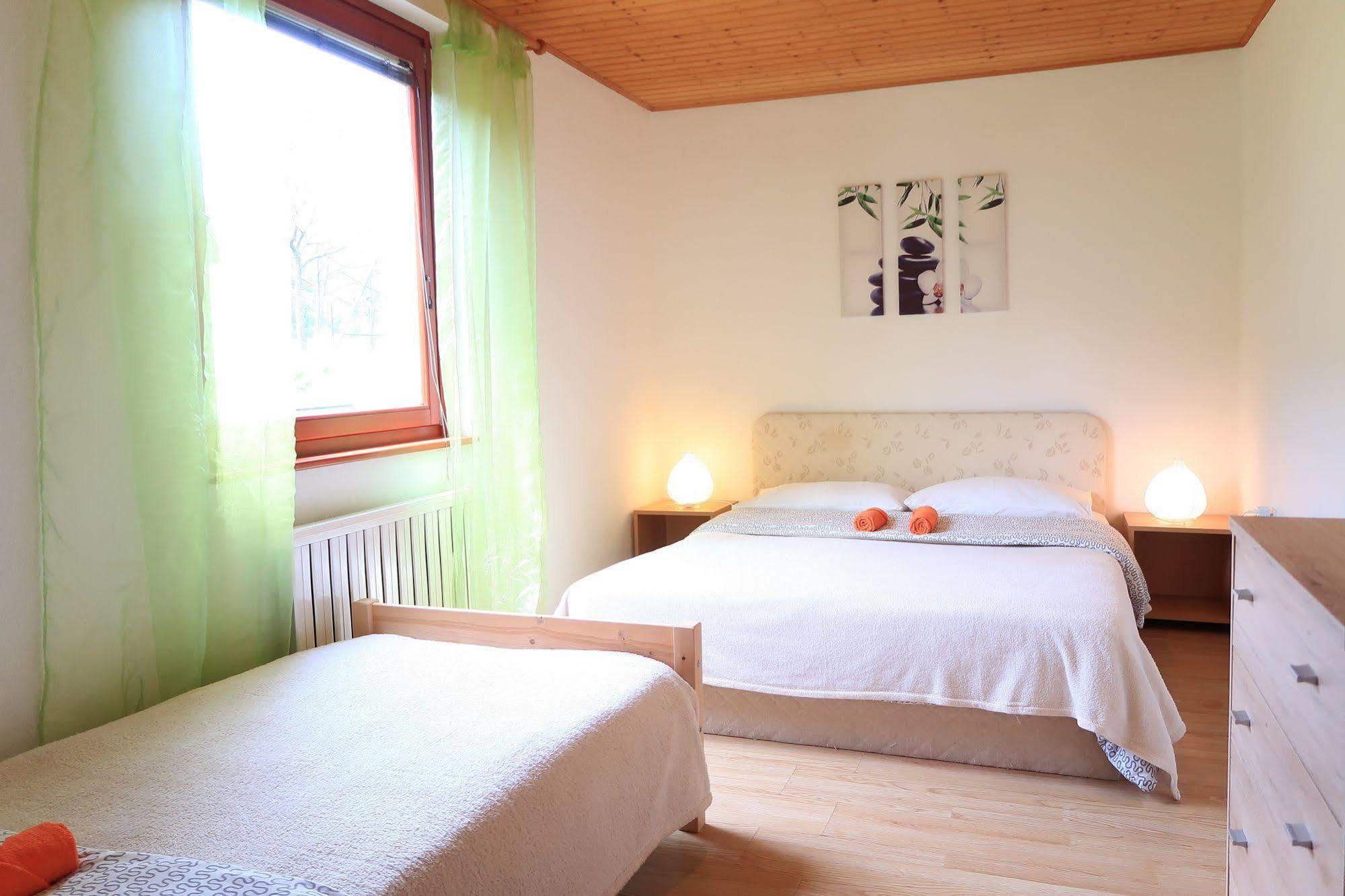 Budget Homestay Кобарід Екстер'єр фото