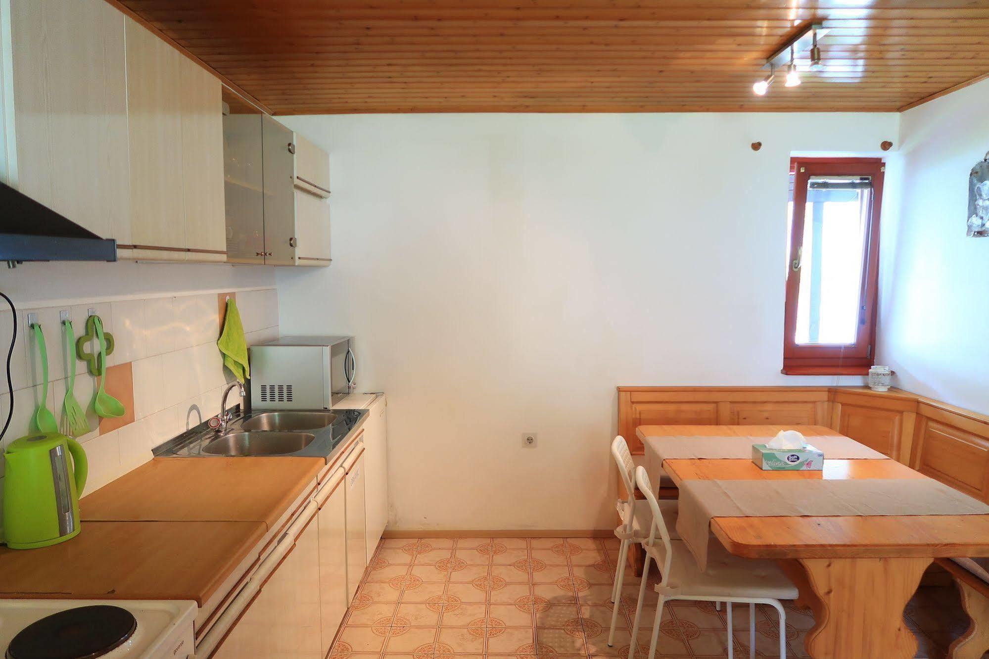 Budget Homestay Кобарід Екстер'єр фото